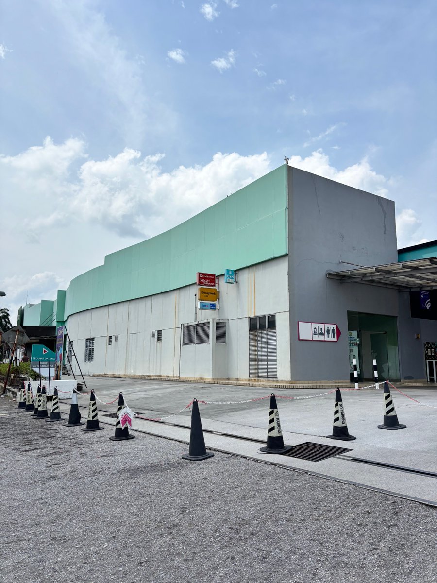 formytype's tweet photo. Dah byk kali lalu sini mesti nmpk bende alah ni. Petronas Bukit Antarabangsa boleh explain tak, knp kon2 ni makin lama makin kedepan? laluan masuk makin sempit. https://t.co/Cae3XYY7YG