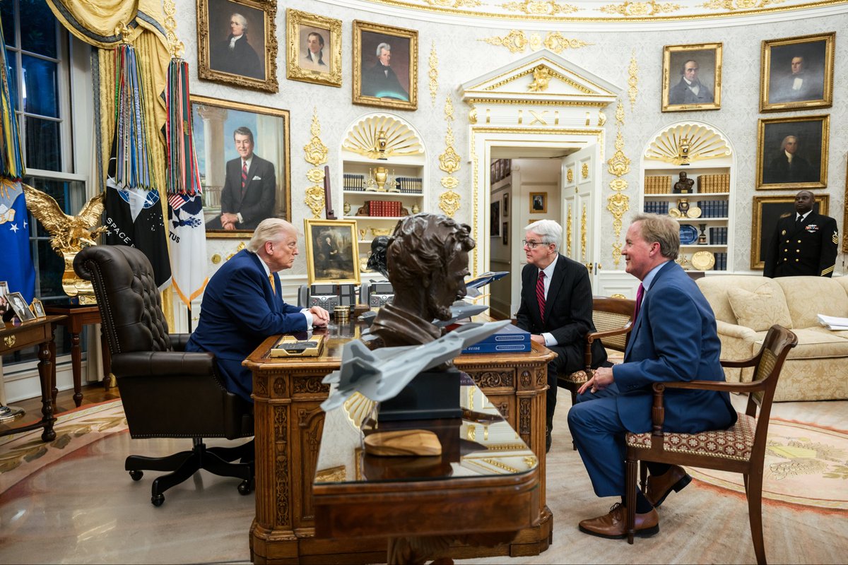 DanPatrick's tweet photo. .@KenPaxtonTX and I had an incredible meeting with President @realDonaldTrump today in the Oval Office. The President loves Texas. #txlege https://t.co/YTCkGOyrdr