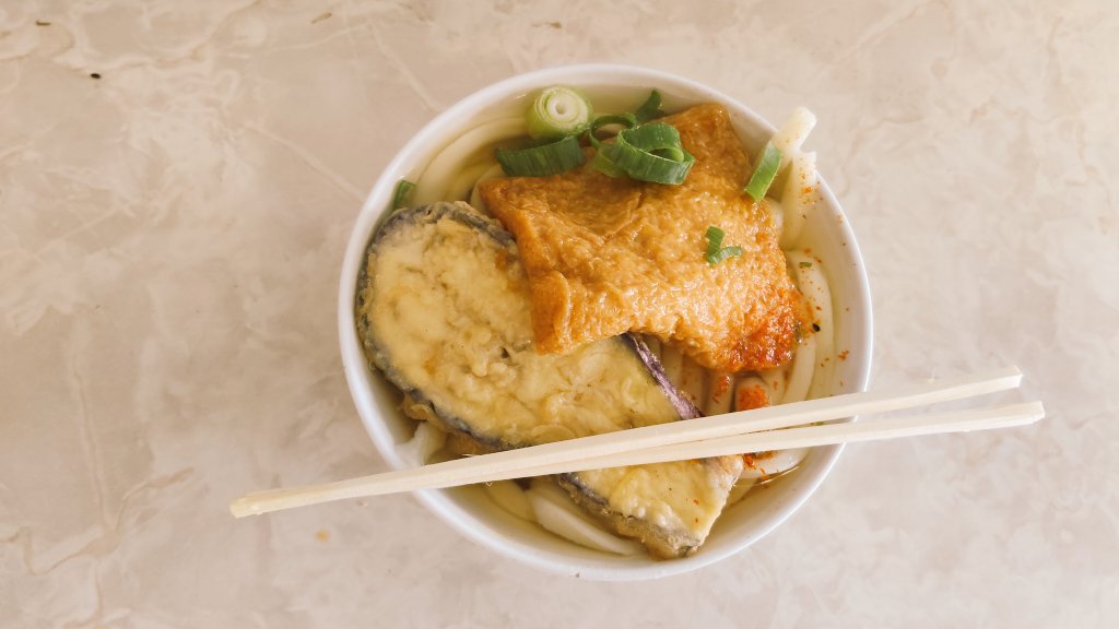 voxCatCouple's tweet photo. サーフィン車中泊５１日目

🍴今日の朝食🍴

妻が大好きなうどん店
これで440円です😯 

国産小麦「さぬきの夢」を使っているので このうどんの楽しみ方は コシがあるとかないとかではなく うどんそのものを味わうこと🤗

あと、いりこたっぷりの出汁も👍

美味しかったなぁ🥰

#朝食 #車中泊  #うどん https://t.co/z48hA5r8BR