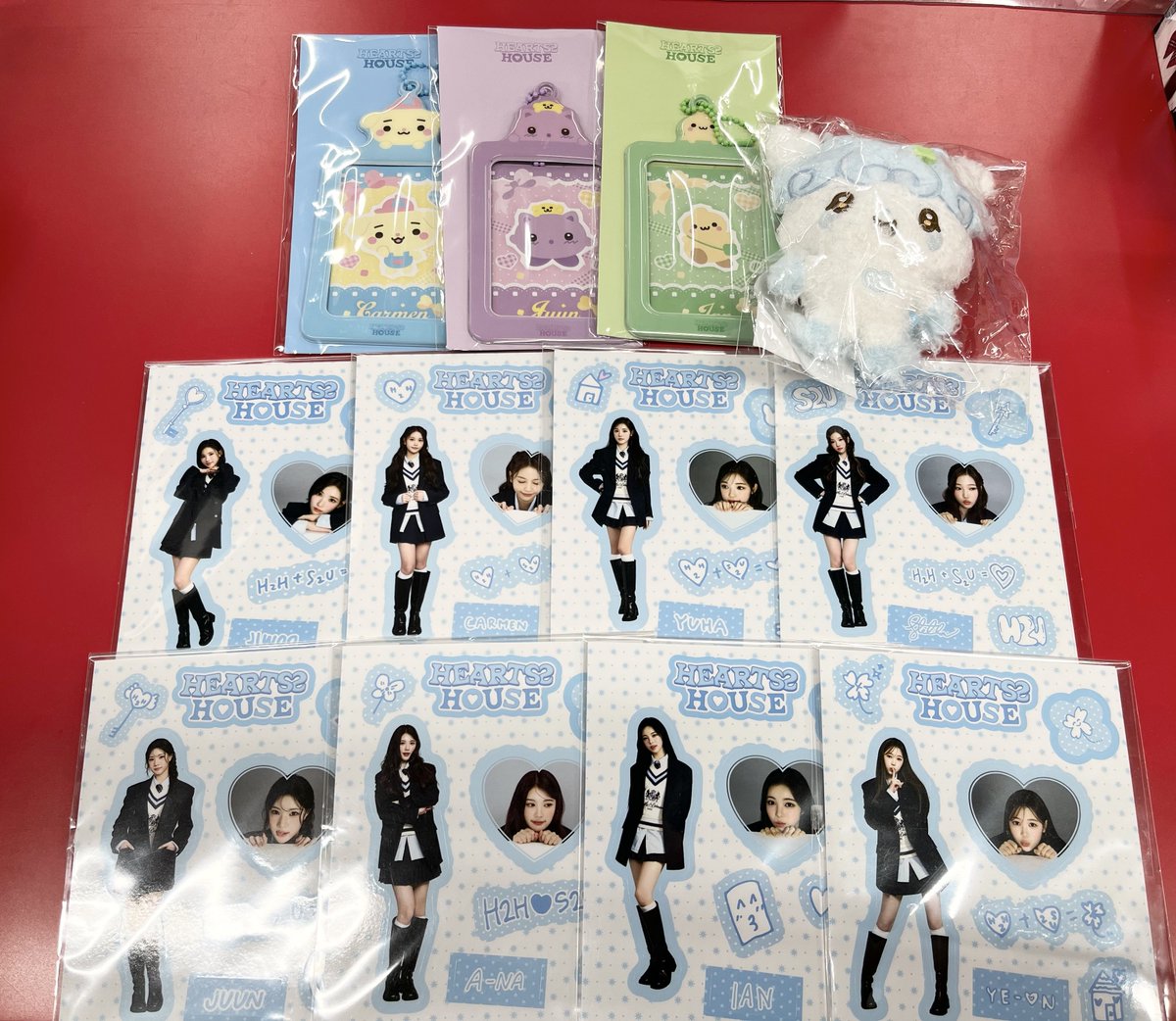 Hearts2Hearts #하츠하 Photo card holder, bag charm, stickers are