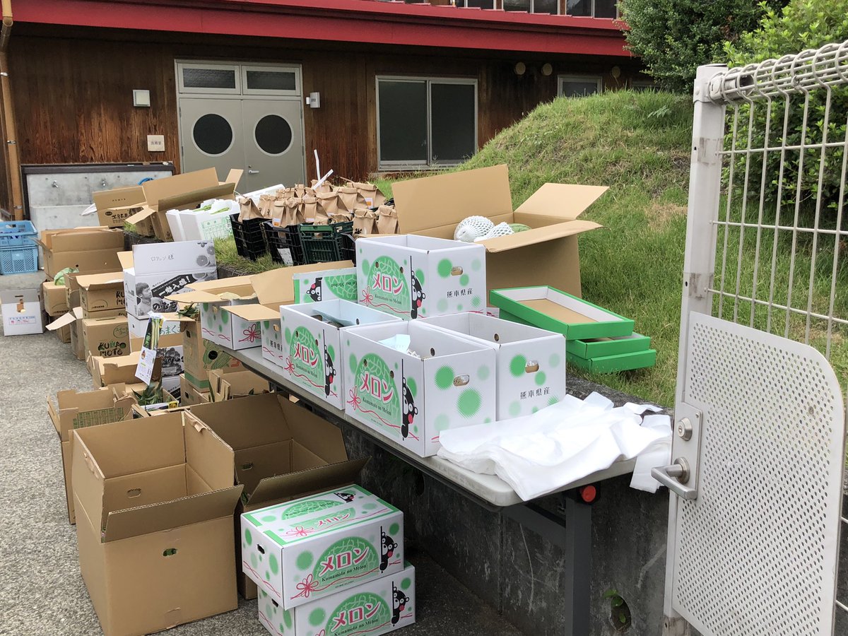 rsatoko's tweet photo. 熊本県農業経営同友会農産物提供の差し入れを見ながらロアッソ熊本練習見学 https://t.co/ZCtHGQtinb