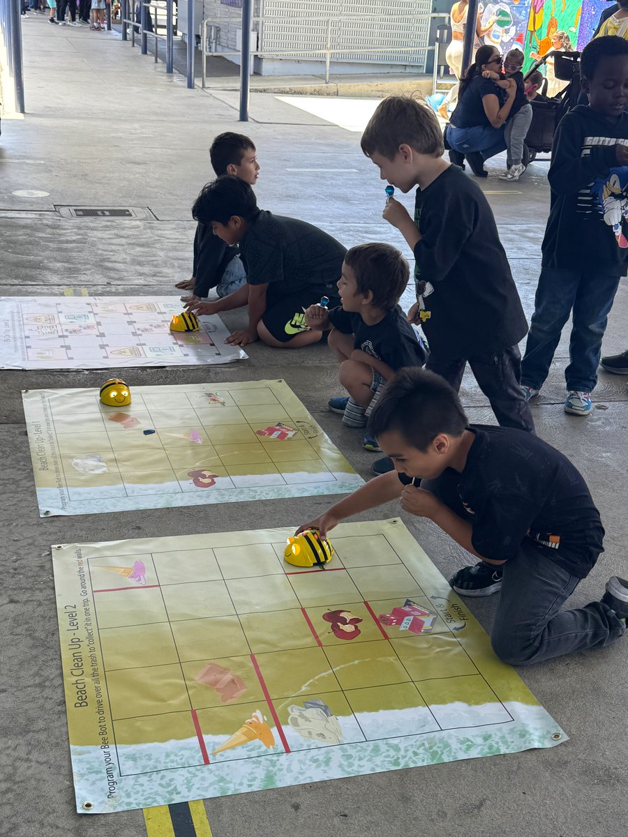 CSUDHEducation's tweet photo. Last week @csudhsite hosted a booth at @186thSt's STEAM Festival. 'Twas a great opportunity to connect w/ families &amp; share the excitement of computer science through robot challenges. We appreciate our partnership &amp; had a wonderful time spreading the joy of STEAM w/ the community https://t.co/z165TZD0bv