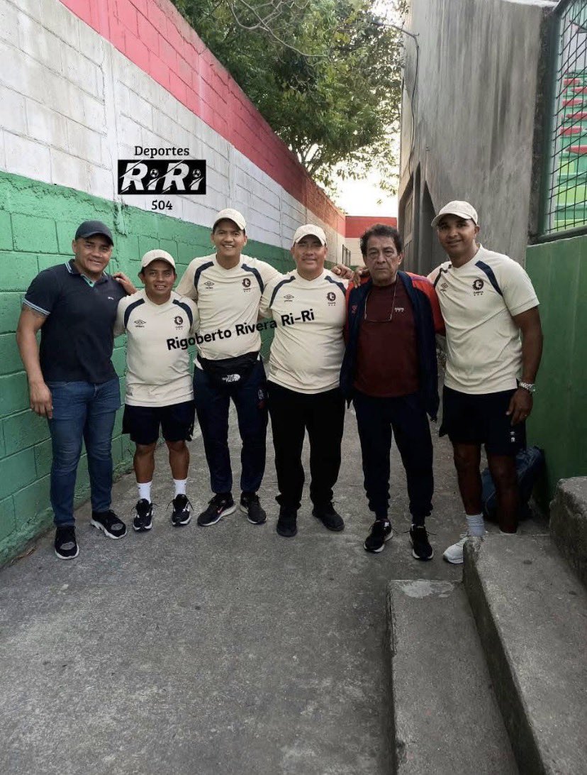 s4trvienz's tweet photo. El cuerpo técnico de las reservas de Olimpia también merecen reflectores tras la obtención del título ante Olancho  Fc. Con trabajo y disciplina y una visión clara en la formación de talentos, el CT llevo al conjunto merengue a conquistar el campeonato. 

👏🏼 https://t.co/8c8o26xc4c