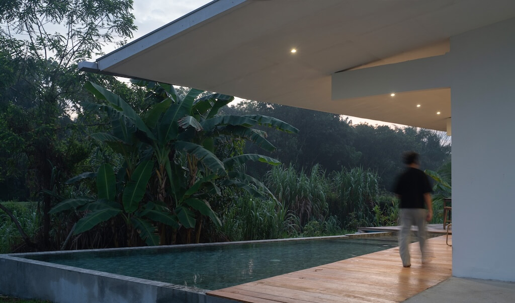 AmazingArchi's tweet photo. Stargazer House, Selangor, Malaysia by Grey Dept

Read more: https://t.co/rg1CnPZRqF

Grey Dept: Stargazer House begins with a simple intention: to gather life around a courtyard, and to place it gently beneath a single large roof.

#amazingarchitecture #House https://t.co/nmvX8orZNJ