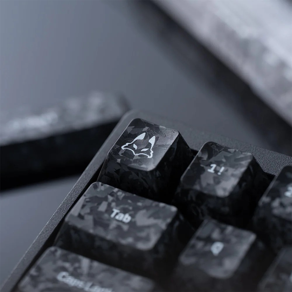 fumoshop's tweet photo. ／
  🚨新 商 品 登 場🚨
＼
『Arbiter Studio Carbon Fiber Textured
　Keycap Set 156 Keys』
https://t.co/j5e6v5L4CI

✔️156キーで幅広いレイアウトに対応🙌
✔️Cherryプロファイル／厚さ：1.6mm
✔️ゲーミング環境にもビジネスデスクにも馴染む
　ブラック基調のスタイリッシュなデザイン✦✧ https://t.co/VHowZXra17