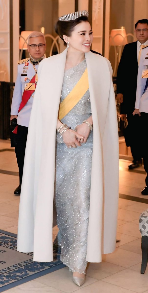 carmen167057816's tweet photo. On the auspicious occasion of Her Majesty Queen Suthida’s Birthday, we wish Her Majesty good health, happiness, and longevity. Long Live the Queen. 🙏💛 #QueenSuthida #LongLiveOurQueen https://t.co/P9bXmywx22