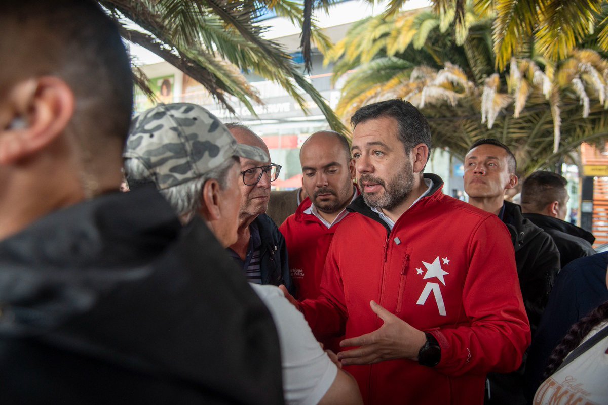 Engativalcaldia's tweet photo. Además, revisamos el estado de algunas vías, mientras seguimos atendiendo las preocupaciones de los habitantes frente a las basuras y los retos de seguridad en el sector.

#EngativáActiva✌🏼 https://t.co/6TvCaWkSFi
