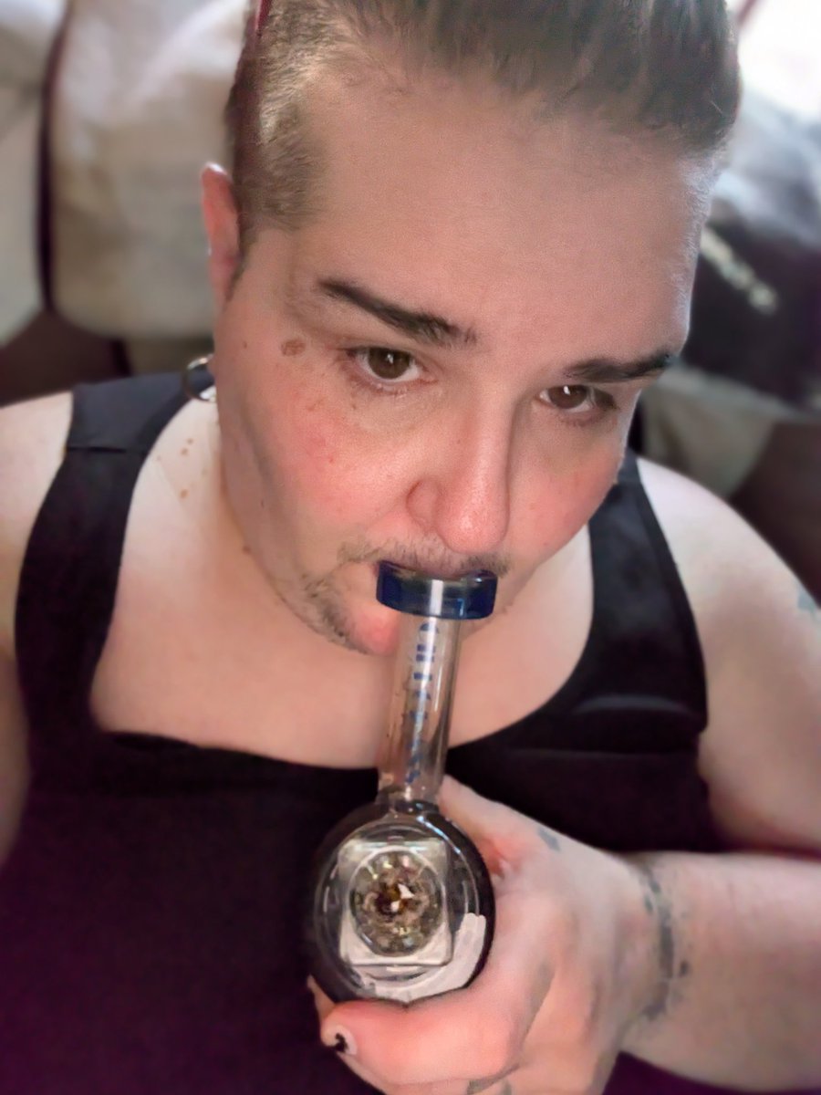 FallenSedriel's tweet photo. I really need some local smoke and game sesh friends. https://t.co/GuohbtBe8H