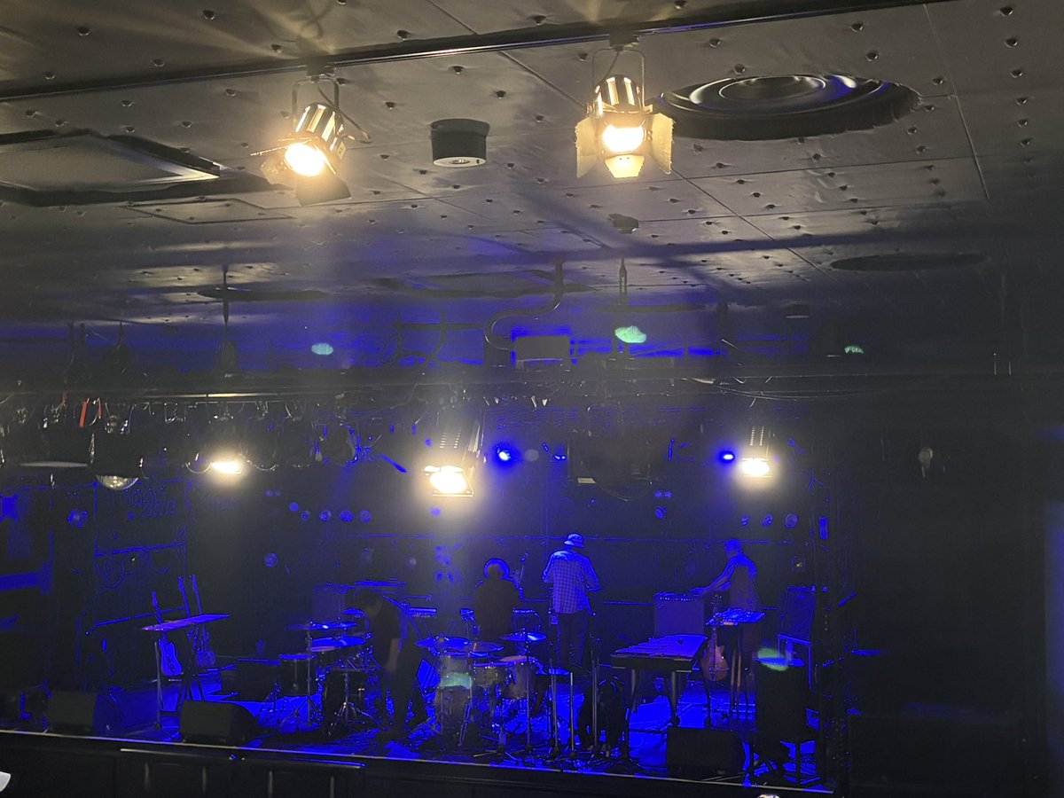 ExuBm's tweet photo. 初tortoise最高でした
TNTの曲気持ち多めにやってくれて歓喜
やっぱ2ドラムかっこいい
楽器のローテーションを見ていて楽しい
極まった職人技に終始鳥肌が立ちっぱなし
まさかのダブルアンコール
あとマッケンタイア「オオサカ〜」が聞けたの良かった https://t.co/lycf9JJbM0