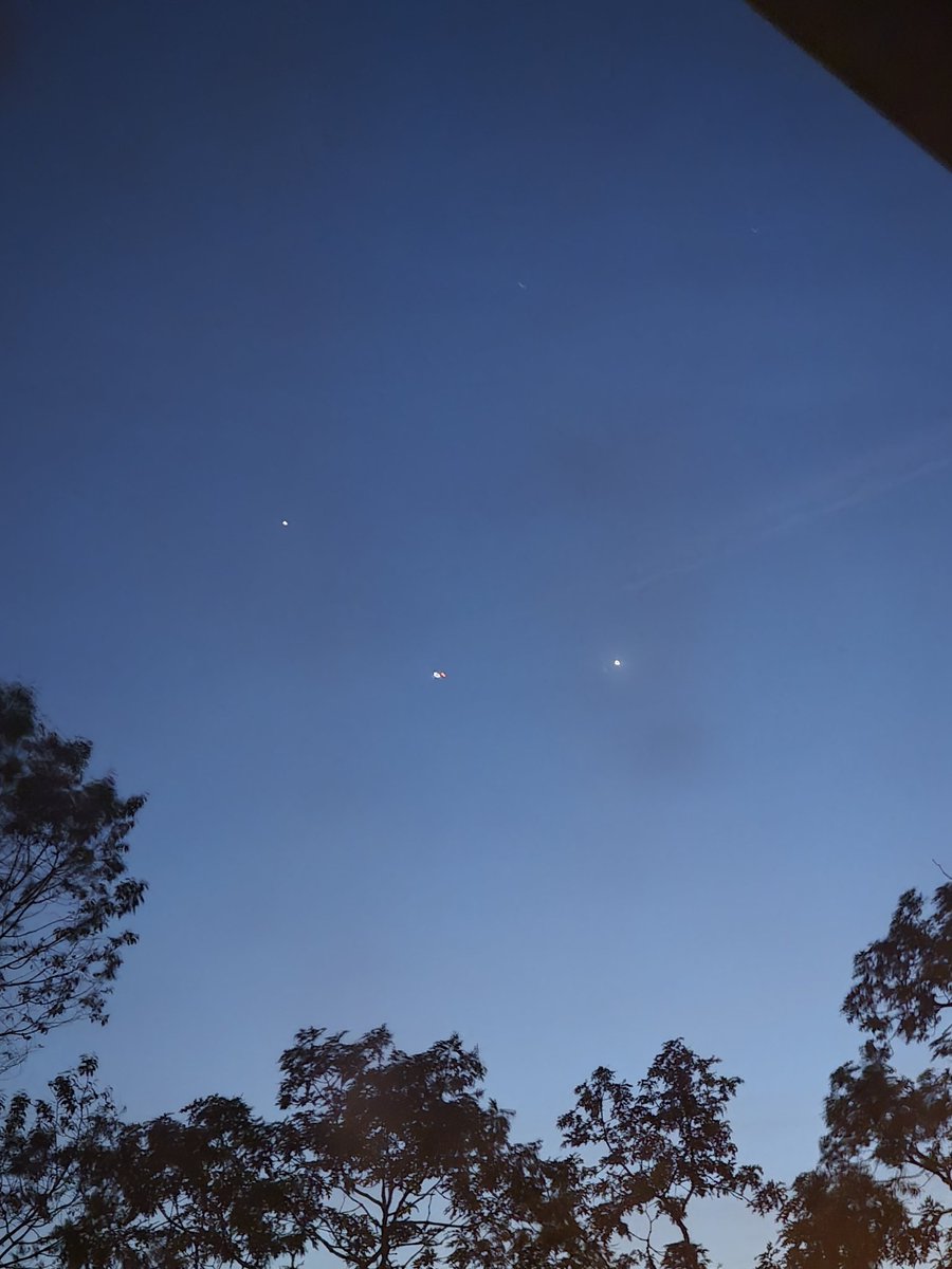 crosstensor's tweet photo. Ufos part 3 or drones sometimes they show up in triangular formation https://t.co/kGtk5uB1E0