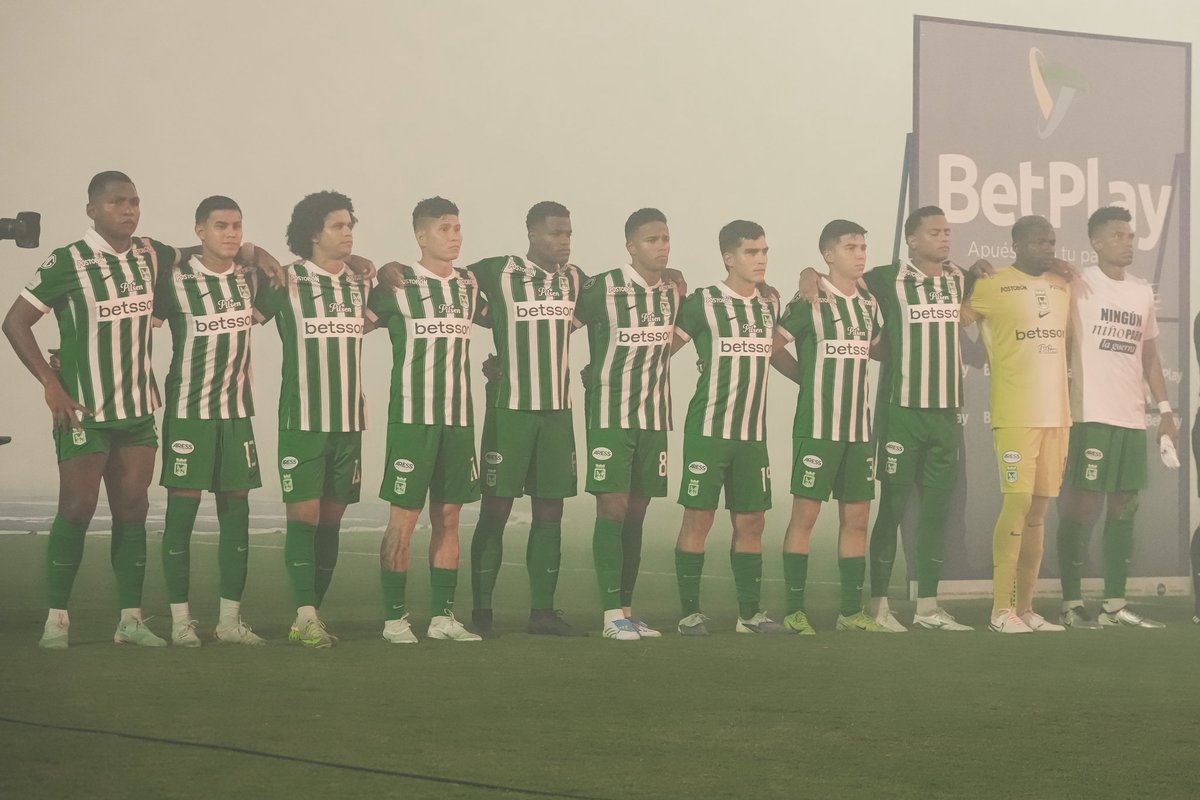 03opiodelpueblo's tweet photo. Hay una realidad imposible de maquillar: sobre el césped, @nacionaloficial jugó uno de esos partidos que obligan a mirarse al espejo. Haydar firmó una noche desastrosa, de esas actuaciones que justifican perder la titularidad por un buen tiempo. Samuel Velásquez estuvo perdido, Zapata lejos de aquel futbolista que parecía adueñarse del mediocampo, y Bello y Rodríguez navegaron el partido sin encontrar nunca el rumbo.

Pero una cosa es jugar mal y otra muy distinta es aceptar cualquier cosa. Nacional tuvo errores suficientes para explicarse solo, no necesita ayudas externas para ser criticado. Sin embargo, el penal que le sancionan en contra es una caricatura del reglamento. Con VAR, revisado y repetido, resulta todavía más incomprensible. Y la expulsión del primer tiempo también merece discusión. Que Nacional haya jugado mal no obliga a guardar silencio frente a decisiones arbitrales que parecen una broma. Una cosa no borra la otra.