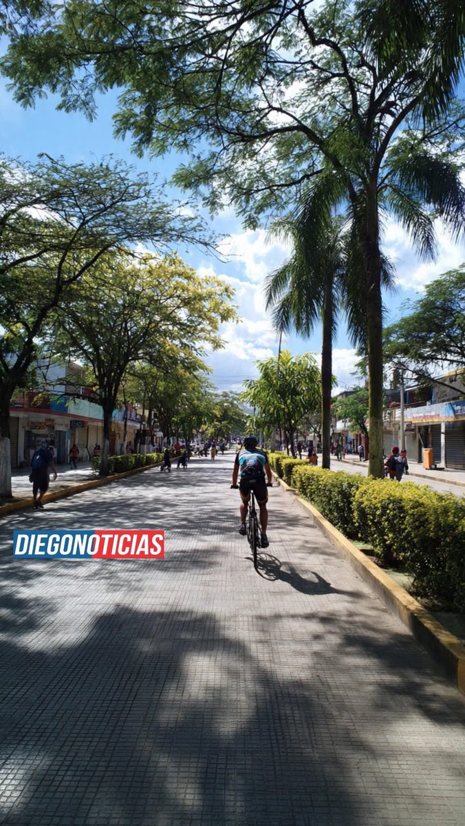 diegonoticias's tweet photo. “Bajo un cielo despejado🌞Villavicencio se viste de tranquilidad este 3 de junio, en el ‘Día Sin Carro y Sin Moto’ de 6 de la mañana a 8 de la noche, las calles, usualmente repletas de motores y bocinas, ahora son un lienzo para caminantes y bicicletas. https://t.co/vDv9lCn7EW