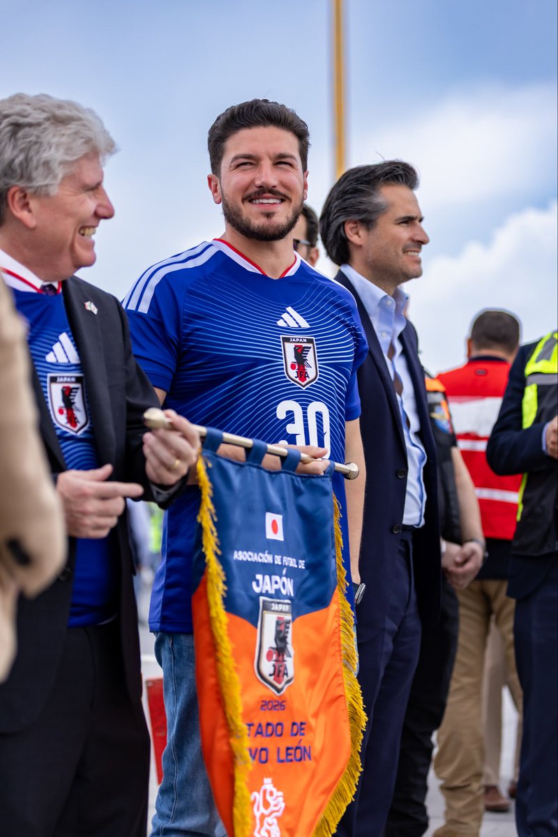 samuel_garcias's tweet photo. ¡Yōkoso al nuevo Nuevo León, Japan Football Association! 🇯🇵⚽️

Nos arrancamos al NUEVO Aeropuerto Internacional de Monterrey a recibir a la Selección de Japón, que ya está lista para empezar CON TODO esta Copa Mundial de la FIFA™. ¡Arráncate, compadre! 🦁👊🏻 https://t.co/wnaGLqdU59