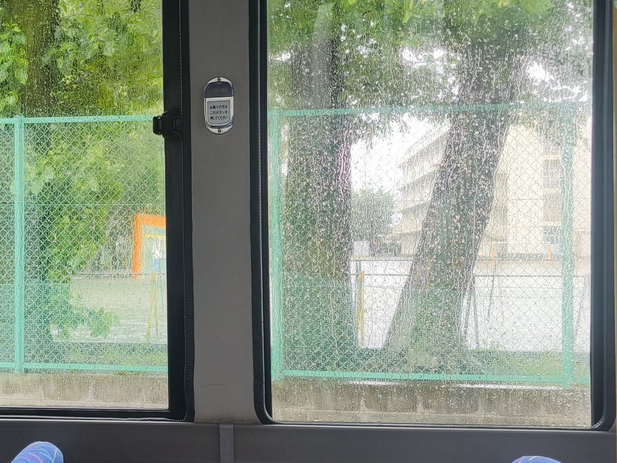 sacoste's tweet photo. 小学校の校庭が池みたいになってて地面が見えない https://t.co/l7RU3l6CpD