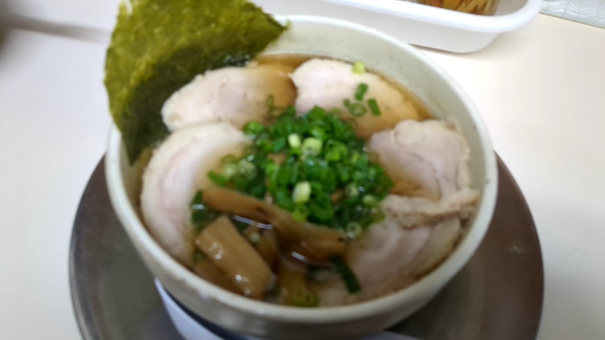 37Giant's tweet photo. 焼津市上小杉
麺や光
台風土砂降り強風の中、朝7時から絶賛営業中の光さんへ。
ちょい冷えな身体に染み渡ります。
チャーシュー麺に小ライス、朝からお腹も心も満たされました😌 https://t.co/lnKWrQ8L8o