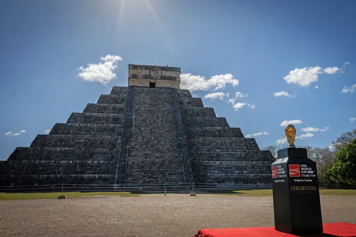 Froji_MX's tweet photo. #AbroHilo sobre como el @INAHmx violó la ley al permitir un evento de la @FIFAcom ⚽️ y @CocaCola 🧋 en Chichén Itzá en pleno equinoccio de primavera🌄, para luego ocultar 🫣 toda la información sobre el caso

👇👇👇 https://t.co/IS6tZpkv84