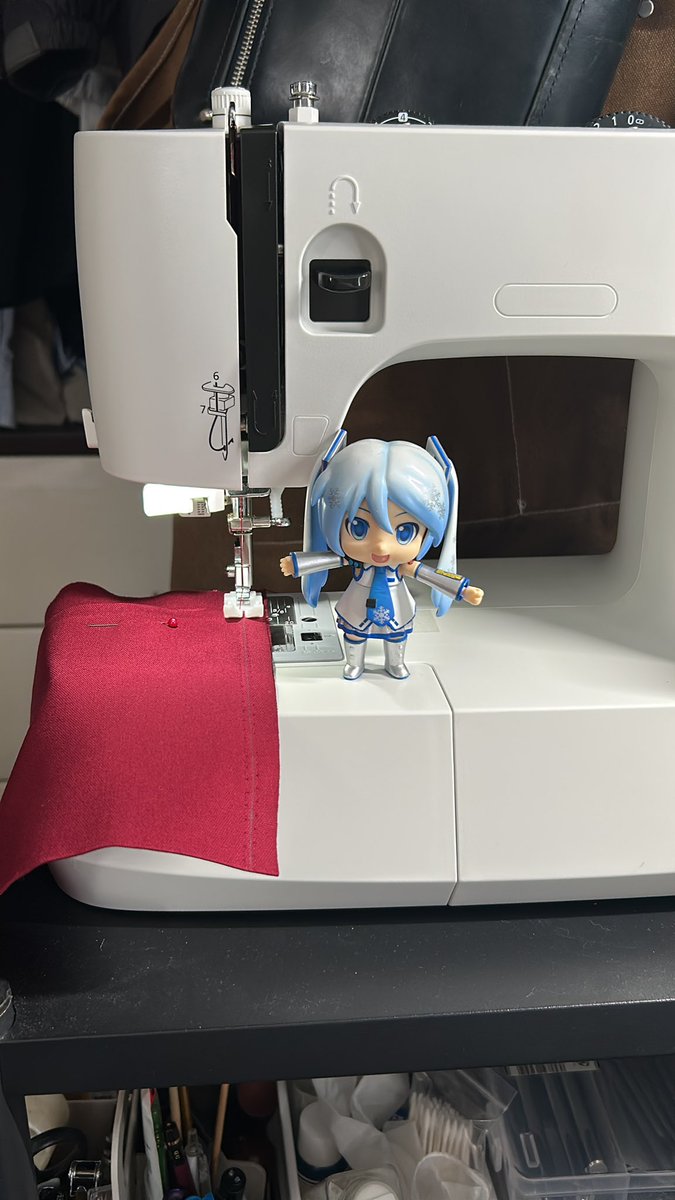 take22367's tweet photo. 最近はミシンも使えるんダヨー

#雪ミク https://t.co/ONzkJslAQt