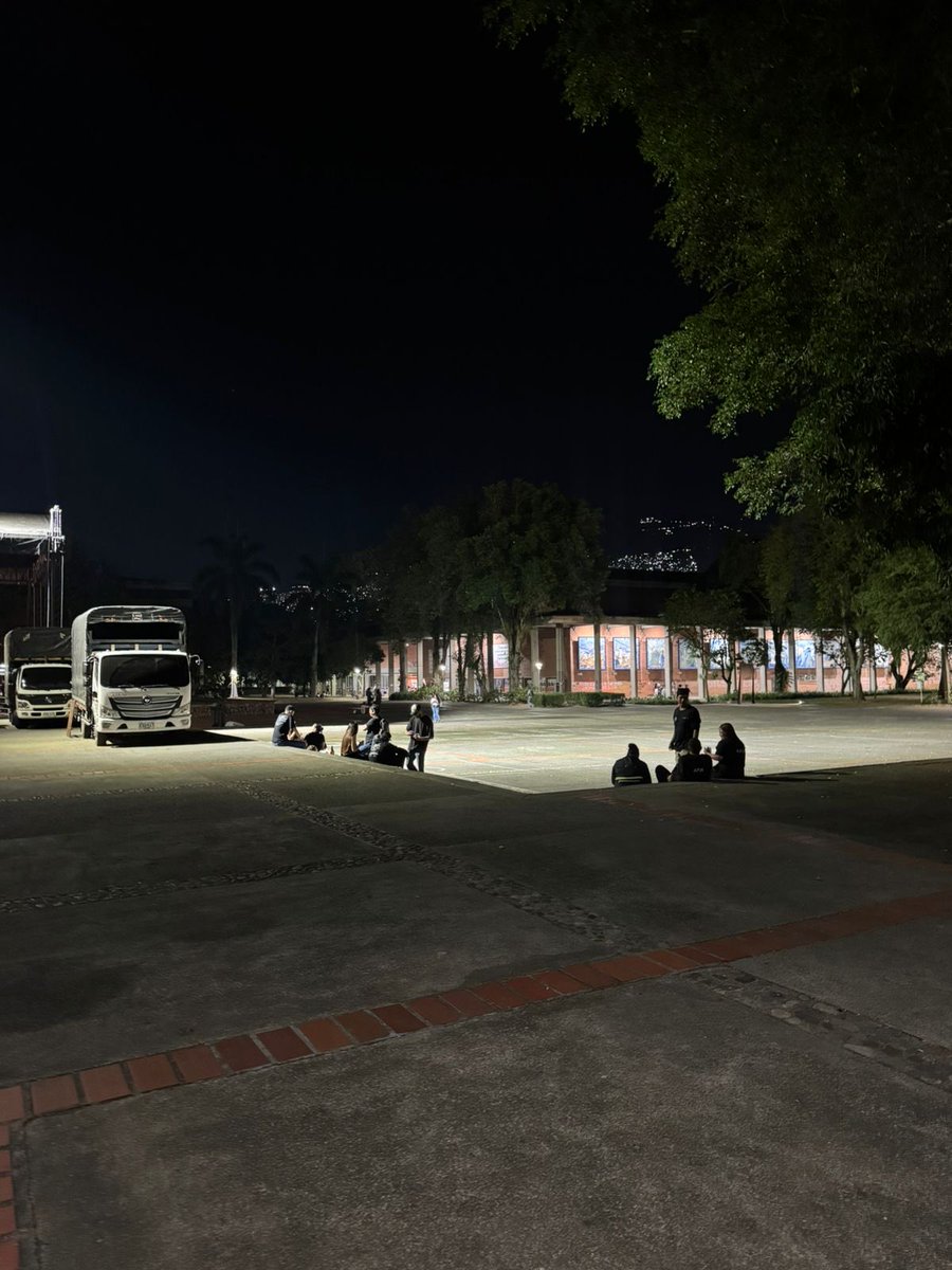 CristianGarciaG's tweet photo. Vea Parce, chimba el concierto de Feid en la UdeA y todo bien.
¿Pero lo mejor?

SU ESTUDIANTADO.

El espacio lo dejaron impecable. 

Acá AMAMOS nuestra alma mater, y que sepan los enemigos de la vida, que si publica la recibimos, publica la entregamos. https://t.co/VRSjnHASA0