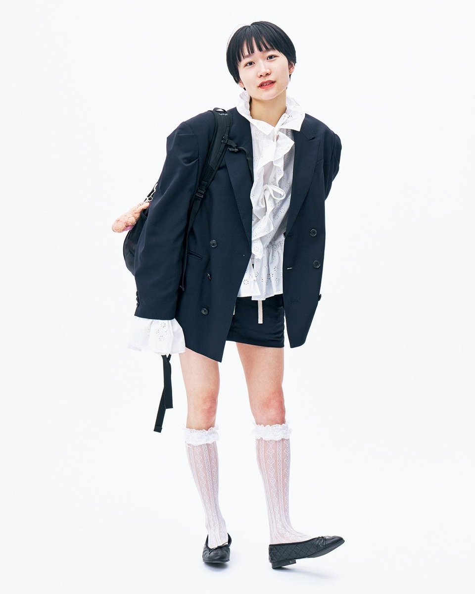 GINZA_magazine's tweet photo. おしゃれなあの人の勝負服を拝見！「ジャケットのパワーショルダーに対して、スカートは潔いくらいのミニ。ブランドならではのコントラストが効いたシルエットは、スタイルがよく見えるところも魅力。」
https://t.co/OpXS1I1CKd https://t.co/azPQECEDRv