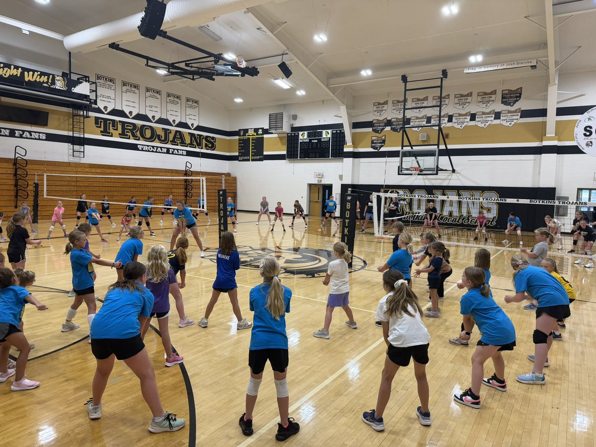 BotkinsVolley1's tweet photo. 🌟Youth Summer Volleyball Camp🌟

☝🏻Day 1 ☝🏻

🏐Passing &amp; Setting 🏐 https://t.co/PLlGFfTPGs