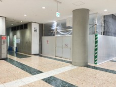 T_Bigsight's tweet photo. 現在、東展示棟の≪ガレリア１階、２階≫の通路幅が一部狭くなっております🙇‍♀️
ご通行の際は、足元にご注意ください。

#東京ビッグサイト
#東展示棟 https://t.co/DyPPHEC5jd
