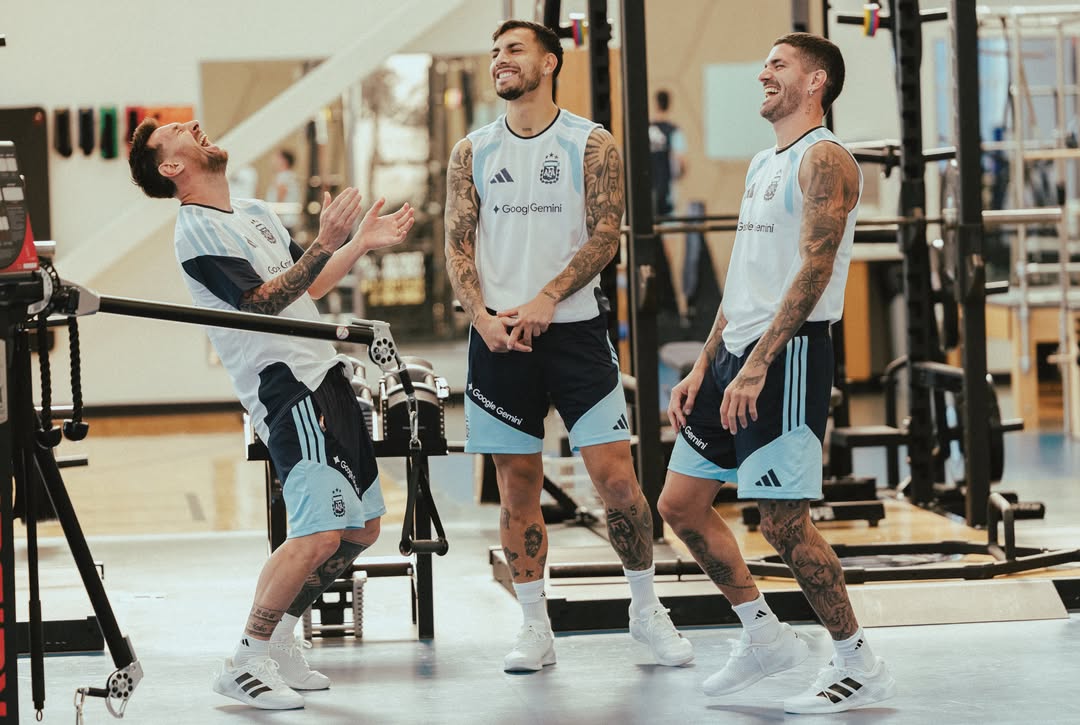 messi10_rey's tweet photo. TODO SONRISAS entre la vieja GUARDIA😀🇦🇷!!!! https://t.co/2o18KdB1YS