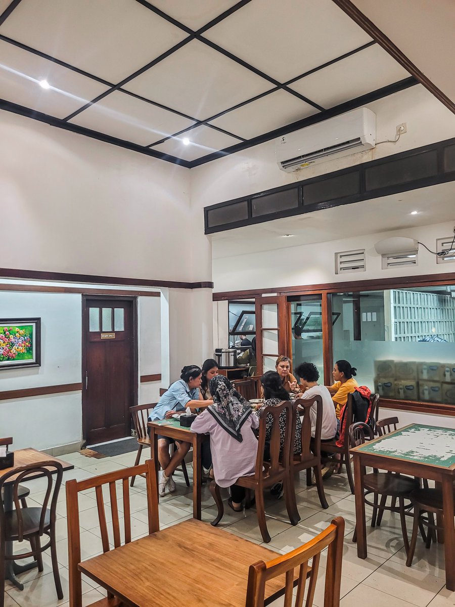 gilbtsukamakann's tweet photo. Edisi ke Bandung, nyobain ayam goreng viral yg jujur emang enak sih. Ayamnya juicy, bumbunya meresap, kremesan lengkuasnya gurih, sambel bawangnya nampol, perkedelnya enakk

📍Ayam Goreng Wangi Seruni Bandung https://t.co/rvdk8ajbfE