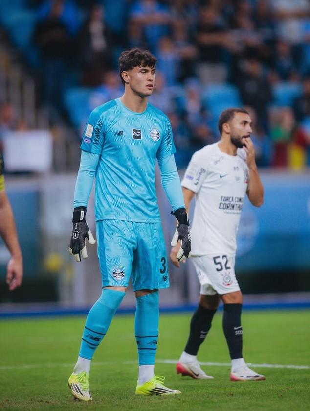 GremioEmNumeros's tweet photo. Gabriel Menegon se tornou o goleiro mais jovem formado na base do @Gremio a estrear pelo time profissional.

1⃣ G.Menegon (17 anos) - 2026
2⃣ Cássio (18A/8M/6D) - 2006
3⃣ Claudinho (18A/8M/29D) - 1983
4⃣ Danrlei (18/10M/25D) - 1992
5⃣ Marcelo Grohe (19/2M) - 2006 https://t.co/gMX8LIMzOr