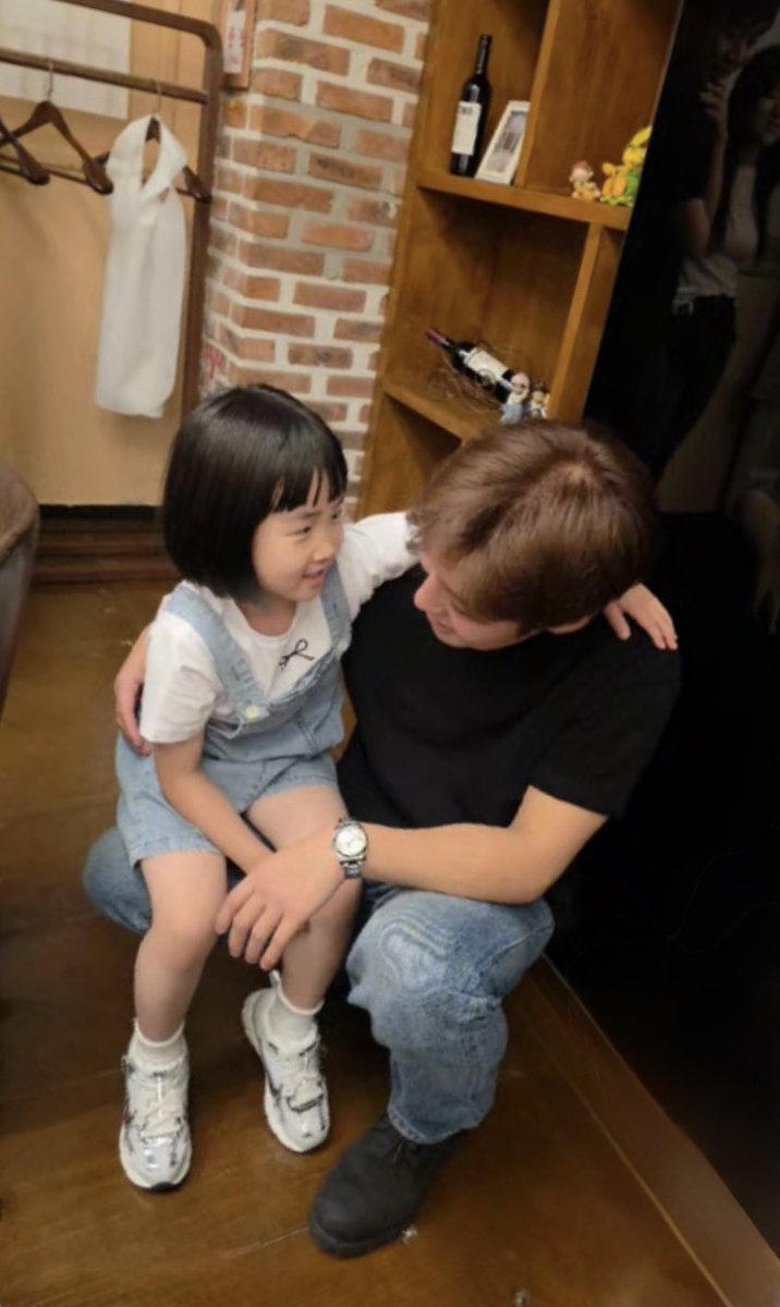 usagijoa's tweet photo. 박지훈 애기들 자꾸 무릎에 앉히는 행위 .....
너무 고자극되고 여자가 힘들어짐 https://t.co/jGXNh3lV3M