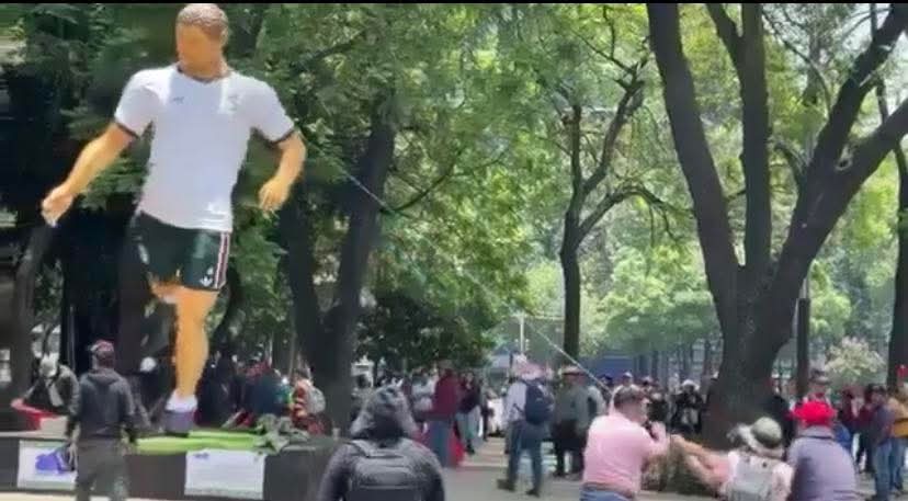 JealGoVa's tweet photo. Primer Acto: EPN manda a CHASM a la CNTE, implementa la Reforma Educativa y limita su poder.

Segundo Acto: AMLO en su borrachera de poder, elimina la Reforma Educativa.

Tercer Acto: Sheinbaum sin lana y sin liderazgo sufre la cruda realidad con un pedote a 10 días del mundial. https://t.co/bBF4Ykn6aj