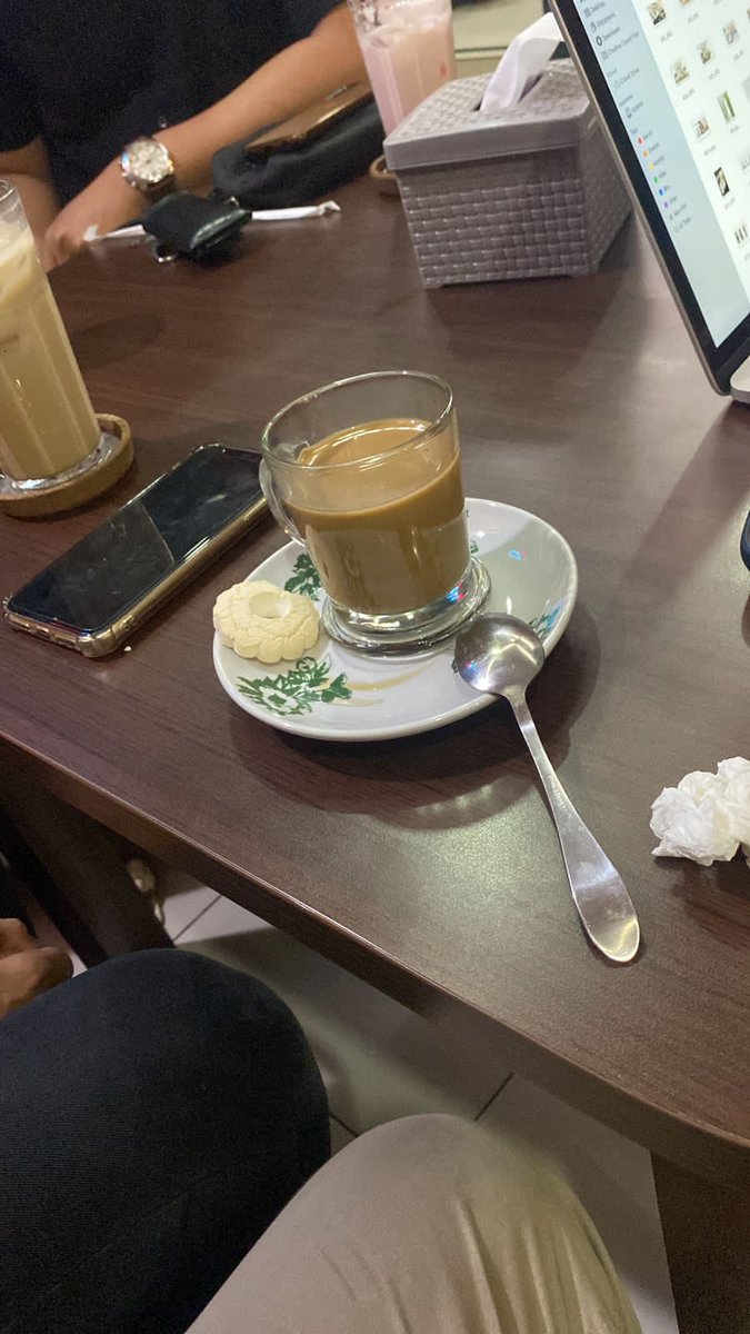 mahakersa's tweet photo. Udah pada ngopi blm?

Saya mau curhat..
Punya satu teman yg tiap diajak wiskul (wisata kuliner) selalu ada aja yg dikomentari. Padahal pas bayar juga seringnya cuma ikut duduk manis.

Diajak makan soto bening, katanya,
“Lho, soto kok bening begitu?”

Makan bakso,
“Baksonya kurang berasa, lebih enak yg dekat rumah gue”

Makan mie ayam,
“Ah, mienya terlalu lembek.”

Ngopi di kafe,
“Kopinya biasa aja, mahal doang tempatnya.”

Makan sate,
“Bumbunya kurang medok.”

Coba nasi goreng,
“Kayak nasi goreng abang2an pinggir jalan.”

Makan seafood,
“Kurang segar ikannya..”

Pokoknya hampir semua tempat selalu ada minusnya di mata dia.

Akhirnya lama2 saya udh jarang ngajak dia ikut wiskul lagi. Bukan karena pelit atau apa, tapi karena pergi makan harusnya bikin suasana tambah seru, bukan malah lagi ikutan master chef!