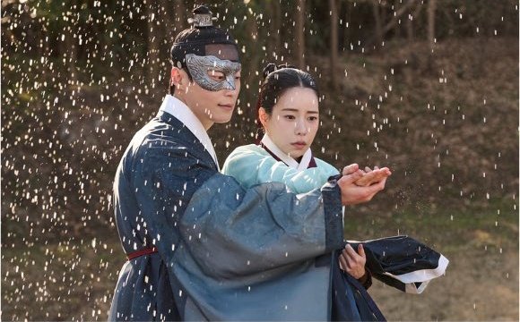 siren_jin101's tweet photo. 💫Writer of #MyRoyalNemesis interview 

Kang Hyun Joo writer : "Since the characters and their relationships settings as the base of the (drama) narrative all originated from Korean sentiment and culture, it was fascinating also unbelievable to see people overseas laughing and crying together in real time. It seems to serve as proof that the essence of a drama ultimately lies in the human heart, and as a writer, I gained great strength from this." 
"I was impressed by the expression that saying this drama is like "A kimchi stew cooked deliciously with good ingredients."
"I would have nothing more to wish for if I could provide fun and warm comfort to soothe the day's worries during the night time for all the viewers. I believe the strength to survive in this harsh world ultimately comes from the warmth given by one person."
#HeoNamJun #LimJiYeon