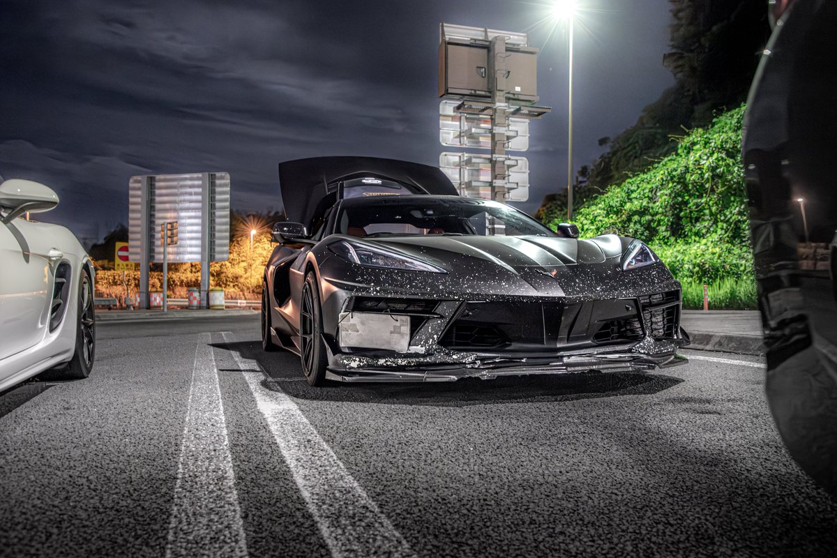 p_chiku_pa_chi's tweet photo. 【戦慄】
時速200kmオーバーの世界。
1,500万円の超高級車に刻まれた「勲章」が凄まじすぎる。

■白い斑点の正体
一見、雪や塗装のデザインに見えるコルベット。
しかしその正体は、すべて「飛び石」の傷跡です。
超高速域で弾け飛ぶ砂利が、弾丸のように
ボディの塗装を数千箇所もぶち抜いた跡なのです。

■スーパーカーの宿命
通常、これほどの高級車なら傷を恐れて飾るもの。
しかし、このオーナーは一切の容赦をしません。
「走るために生まれた車なら、限界まで走らせる」
その狂気的なまでの美学が、この姿を生みました。

■数字で見る凄み
・車両価格：約1,500万円〜
・傷の数：数え切れない数千箇所
・評価：車好きからは「世界一格好いい傷跡」

■結論
ピカピカのガレージクイーンか、満身創痍の戦士か。
このコルベットが横を通り抜けるとき、
漂うのは高級感ではなく、圧倒的な「死神」のオーラ。
所有者の覚悟が、車の価値を塗り替えました。

これぞ、究極の機能美。

あなたなら、1,500万円の愛車がこうなっても笑えますか？

この「走り屋の魂」に震えた人は、ぜひ保存して見返してください。