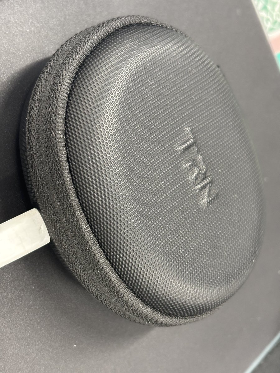TenchaAudio's tweet photo. 本体コネクタ部分のデザインはBT20PROの方がシュッとしててかっこいいけど、
充電ケースのデザインは無印BT20の方が好き

ファスナーがあるからカバンの中で蓋が開く心配もないし、PROより少しサイズが小さいからスラックスのポケットならギリ入る https://t.co/ji1KJxf6P9