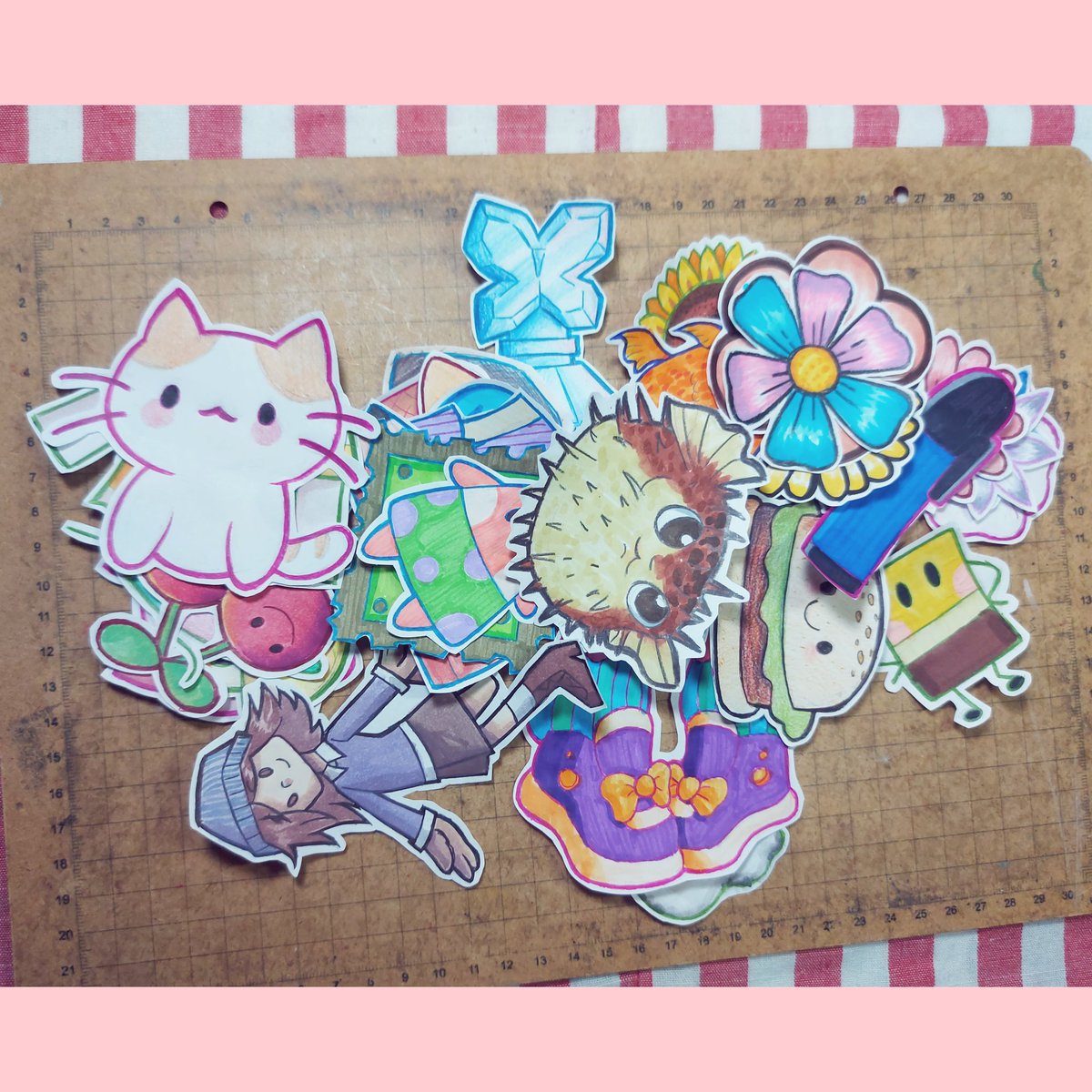 PameSDAArte's tweet photo. 🌼Desenhos que vou utilizar (já utilizei) para decora meus Sketchbooks como adesivos.
#desenho #draw #colorido #adesivos https://t.co/w34XyumPIt