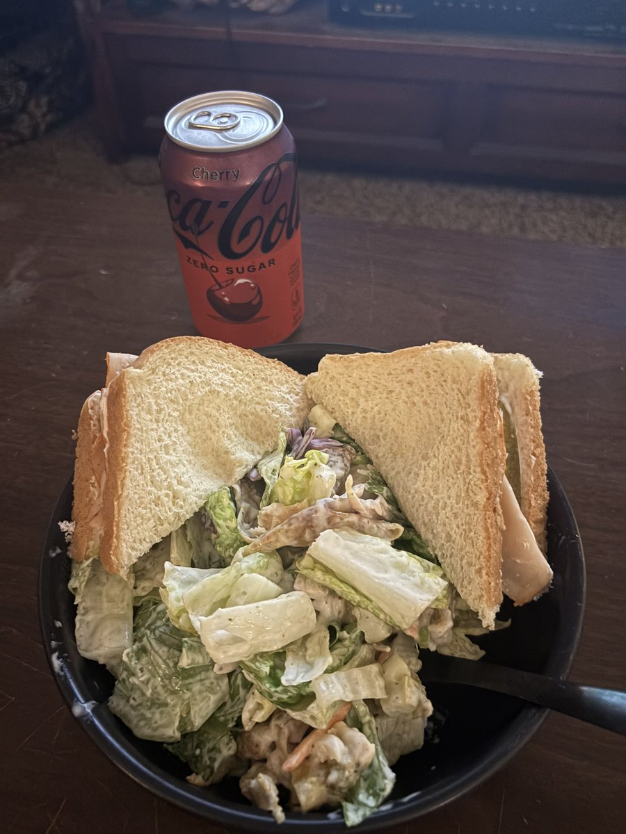 turbo_fetus's tweet photo. Sometimes I regret leaving my toxic relationships because at least when I was in them I wasn’t utterly alone. Green salad with rotisserie chicken and a deli chicken sandwich. #kitchencels https://t.co/sjJGnDlIog