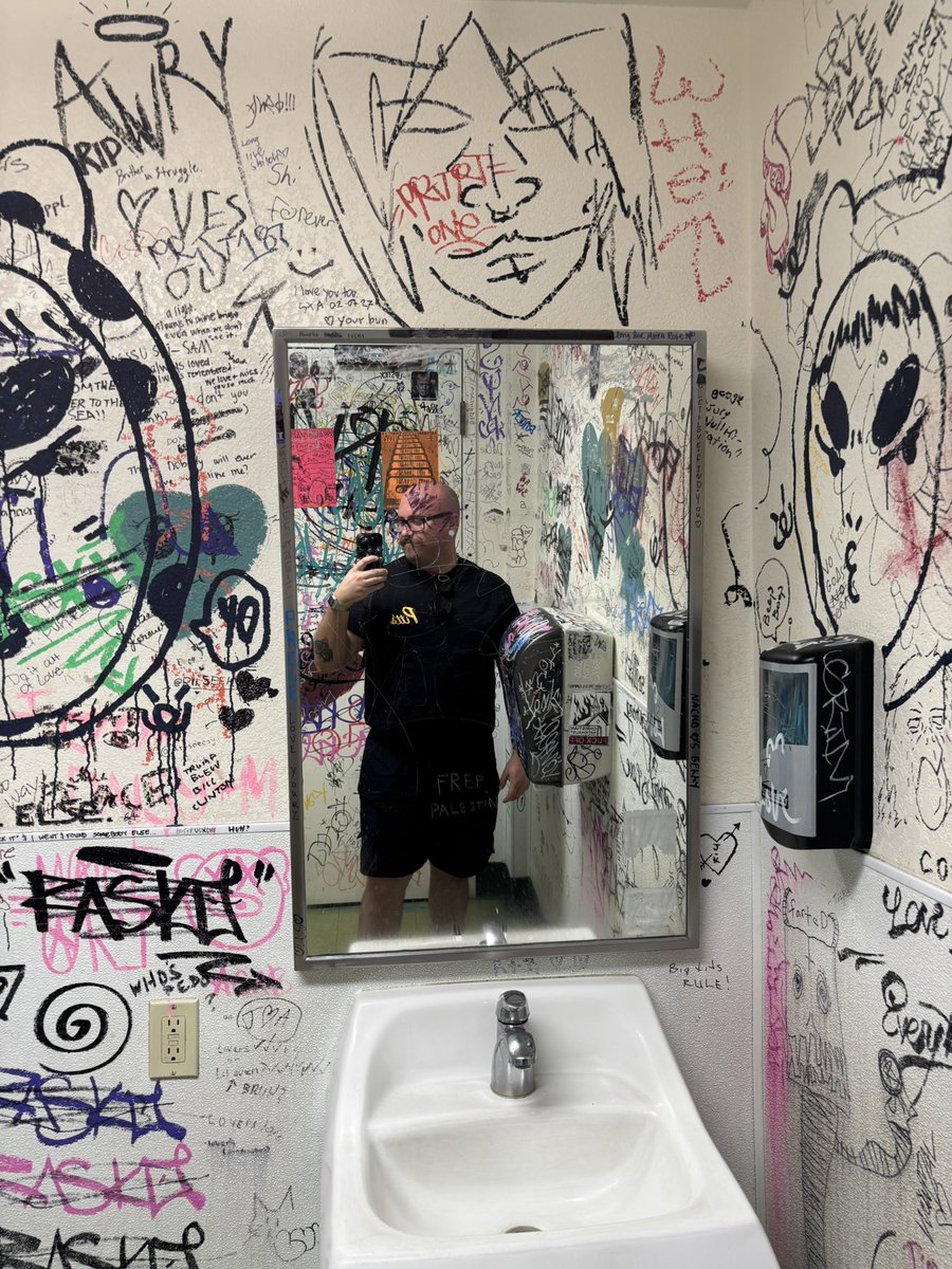turbo_fetus's tweet photo. Sometimes I regret leaving my toxic relationships because at least when I was in them I wasn’t utterly alone. Green salad with rotisserie chicken and a deli chicken sandwich. #kitchencels https://t.co/sjJGnDlIog