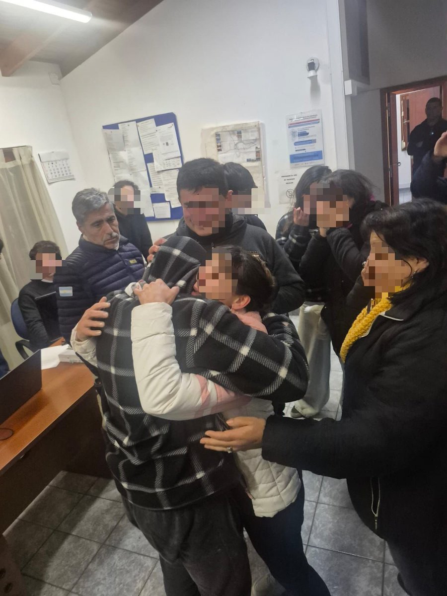minsegcba's tweet photo. MENOR HABIDO EN COSQUÍN

✔️ Tras la denuncia por la desaparición de un niño de 13 años en #Cosquín, dispusimos de inmediato un amplio operativo de búsqueda, poniendo a disposición todos los recursos humanos y tecnológicos del Ministerio de Seguridad y de la @PoliciaCbaOf .

🔹Desde el primer momento intervino la fiscal Silvana Pen, mientras que el ministro @QuinterosJP supervisó personalmente el despliegue en territorio, del que participaron unidades operativas, grupos especiales, personal policial y equipos de emergencia.

✅ Gracias al trabajo coordinado, profesional y comprometido de todos los equipos intervinientes, el menor fue habido sano y salvo y ya se encuentra junto a su familia.