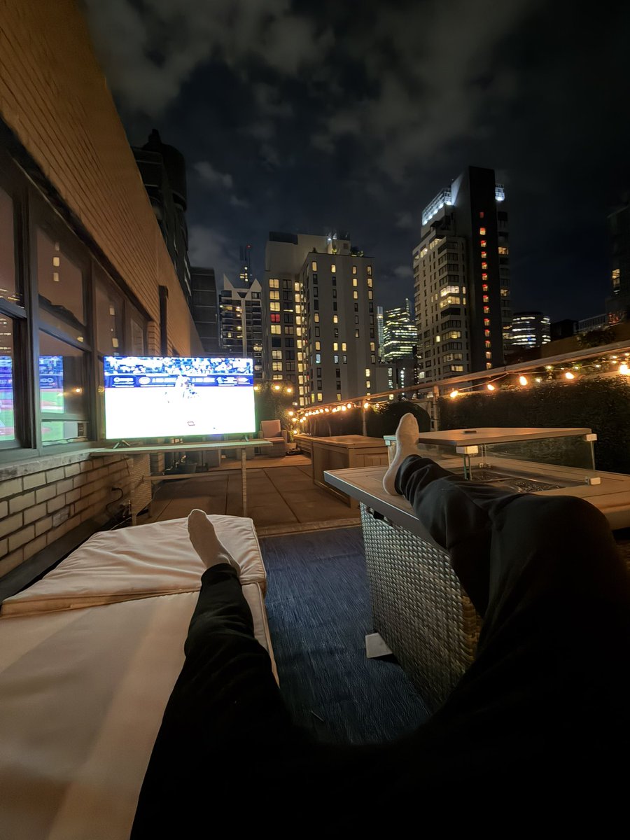 DavidRoer7's tweet photo. Was outdoor tv necessary?…. 🤷🏻‍♂️ https://t.co/h1dW5eqEWm