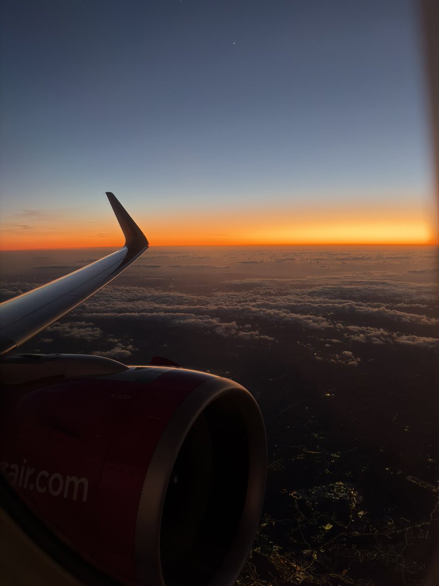 MacroBombastic's tweet photo. Crypto is so shitty rn, that I’m flying economy 🥹

At least I’m touching grass lol

Hey Hungary! https://t.co/vMUmWfJ7d2