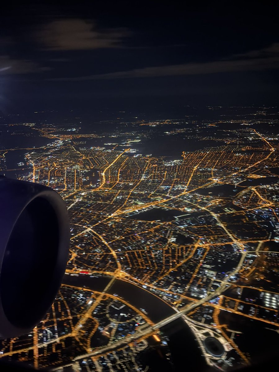 MacroBombastic's tweet photo. Crypto is so shitty rn, that I’m flying economy 🥹

At least I’m touching grass lol

Hey Hungary! https://t.co/vMUmWfJ7d2