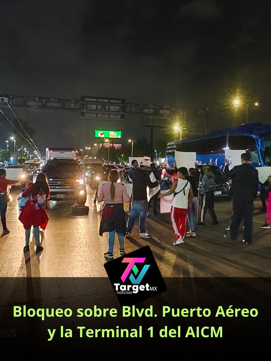 TargetNoticias's tweet photo. Ahora mal y de malas en el @AICM_mx manifestantes bloqueando la entrada a T1 del Aeropuerto los cuales obstruyen la vialidad del Circuito Interior Blv Puerto Aéreo https://t.co/t8tNkJXd32