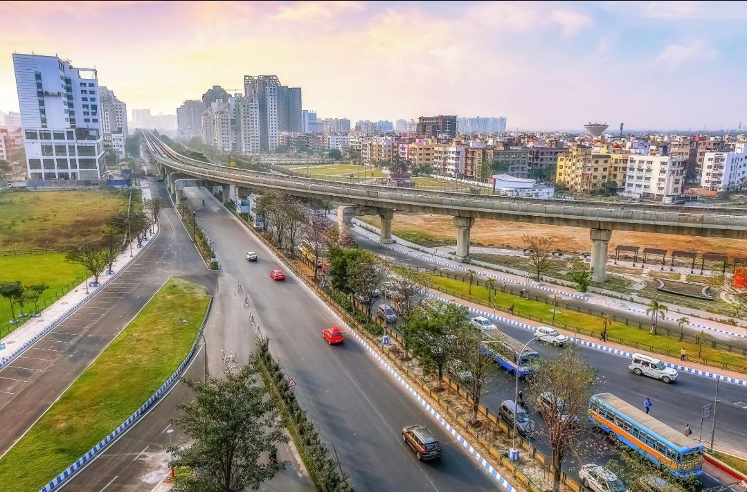 InfraAddaofWB's tweet photo. 🏗️ 𝗖𝗥𝗘𝗗𝗔𝗜 𝗣𝗨𝗦𝗛𝗘𝗦 𝗙𝗢𝗥 𝗠𝗔𝗝𝗢𝗥 𝗨𝗥𝗕𝗔𝗡 & 𝗥𝗘𝗔𝗟 𝗘𝗦𝗧𝗔𝗧𝗘 𝗥𝗘𝗙𝗢𝗥𝗠𝗦 𝗔𝗛𝗘𝗔𝗗 𝗢𝗙 𝗕𝗘𝗡𝗚𝗔𝗟 𝗕𝗨𝗗𝗚𝗘𝗧

📋 CREDAI West Bengal has submitted a set of policy recommendations to the state government ahead of the June 22 Budget.

CREDAI (Confederation of Real Estate Developers' Associations of India) is the apex body representing private real estate developers across India and is one of the country's most influential industry associations in housing, township and urban development policy.

Key proposals include:

🔹 Rationalisation of Land Ceiling norms
🔹 Dedicated Township Policy
🔹 Promotion of Integrated & Mixed-Use Developments
🔹 Higher FSI/FAR in urban growth corridors
🔹 Introduction of Transferable Development Rights (TDR)
🔹 Faster Approvals & Single-Window Clearances
🔹 PPP-based Slum Redevelopment Models
🔹 Measures to improve Housing Affordability

If implemented, these reforms could significantly impact:

🏘️ Housing Supply
🏙️ Township Development
🏢 Commercial Real Estate
💼 IT & Business Parks
🚇 Urban Infrastructure Investment

As West Bengal prepares its first budget under the new government, the real estate sector is seeking a policy framework aimed at accelerating urbanisation, improving project viability and attracting private capital.

#WestBengal #Budget2026 #CREDAI #UrbanDevelopment #TownshipPolicy #RealEstate #Infrastructure #Housing #Investment #EaseOfDoingBusiness