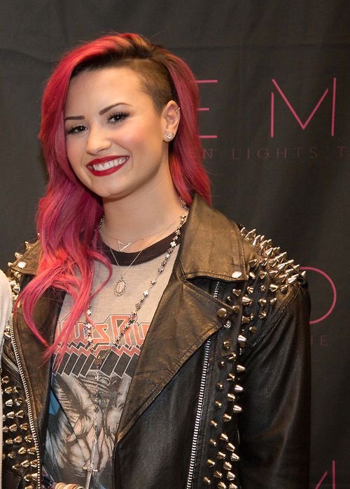 demisgallery's tweet photo. demi lovato, 2013. https://t.co/68rB7tj638