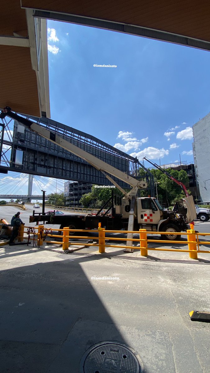 iamdanisoto's tweet photo. 🚨Un día antes del desprendimiento de una techumbre en la Terminal 1 del AICM, documenté trabajos con grúa en una estructura elevada. 

— No había señalamientos visibles de obra en proceso. Hoy el aeropuerto informó que una techumbre cayó y afectó a una automovilista. https://t.co/UR1jG29LmV