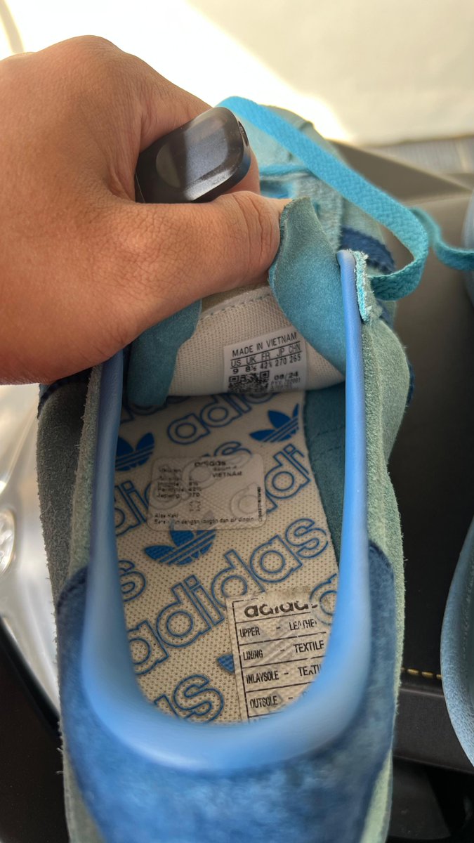 Dputraaditya's tweet photo. #WTS Adidas Bali
Size 42 2/3 
Used good condition, 3x pemakaian indor
Box dan extra laces aman
Rp. 1.750
Cod sebandung Raya 

Pa punten izin tag deui @Shamr00g 
Hatur nuhun https://t.co/ZugOyRWz04