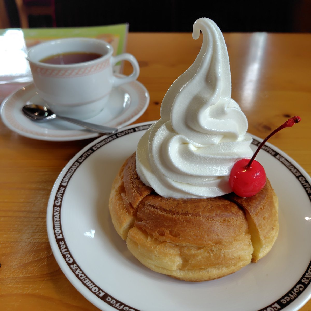 sappyon1027's tweet photo. ミニシロノワールとソフトクリームの対比が１：１なんだが https://t.co/ksieT0CP2B