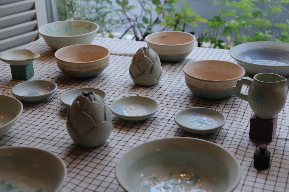 gallery_FALL's tweet photo. 陶芸家、宇多田理恵さんの個展「townscape 漂う」。電波に花粉に光子に……「街に漂う不可視のかたち」をモチーフに作陶しつづけています。雨の季節にぴったりの器も多数。展示後は一足はやい夏の休暇に入ります。●2026年6月3日→7日（13時-19時）◎FALL（西荻窪）https://t.co/aMO6si5He4 https://t.co/tDw6Sr6CIw