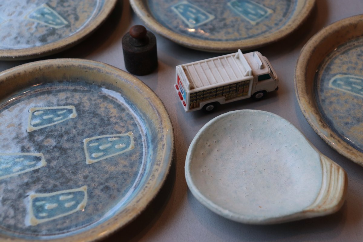 gallery_FALL's tweet photo. 陶芸家、宇多田理恵さんの個展「townscape 漂う」。電波に花粉に光子に……「街に漂う不可視のかたち」をモチーフに作陶しつづけています。雨の季節にぴったりの器も多数。展示後は一足はやい夏の休暇に入ります。●2026年6月3日→7日（13時-19時）◎FALL（西荻窪）https://t.co/aMO6si5He4 https://t.co/tDw6Sr6CIw