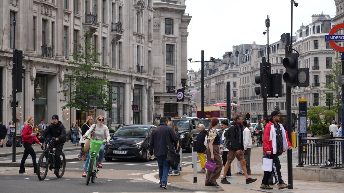 SwiftySanders's tweet photo. @Street_Design Also noticed the amount of buses that are omnipresent everywhere in London. @SadiqKhan @NYCMayor LOVE the red bus. The double decker nature of many of them makes them fit a lot of people while being more maneuverable. They are clean. 😍🥰 https://t.co/qxb5yrs7kr